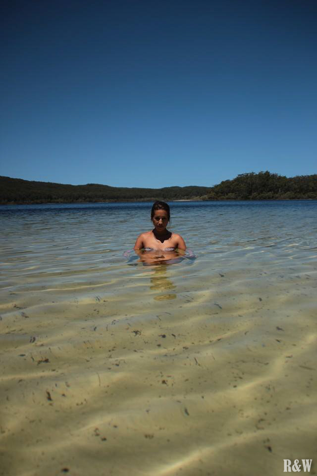 Arou se baigne dans le lac MacKenzie